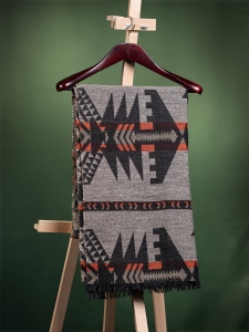 Szaro-ceglany szalik z motywem Navaho