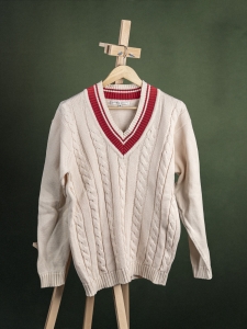 Lyle & Scott kremowy sweter krykietowy męski z czerwonymi akcentami r. M