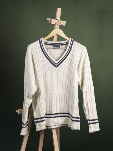 Joy Boy biały sweter krykietowy męski z granatowymi akcentami r. L